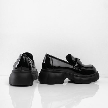 Mocasines negros charol con letras