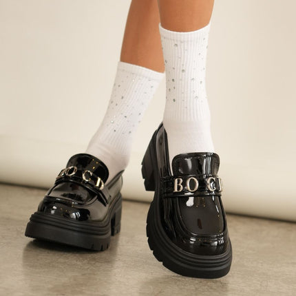 Mocasines negros de charol con letras plateadas