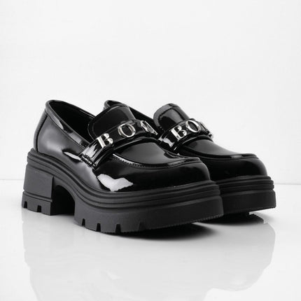 Mocasines negros de charol con letras plateadas