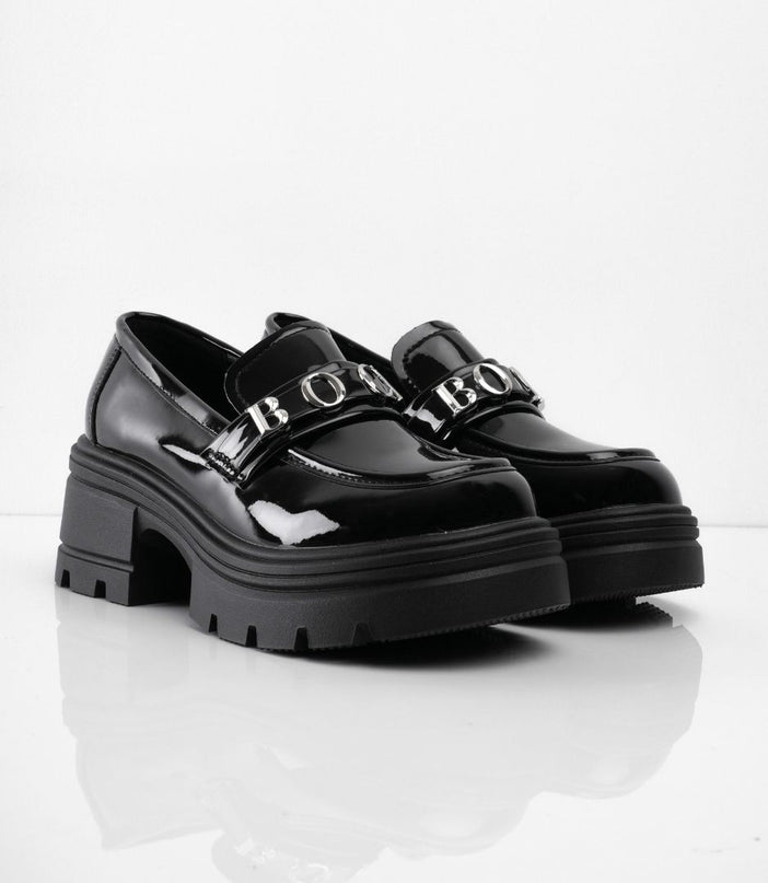 Mocasines negros de charol con letras plateadas
