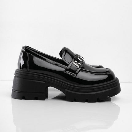 Mocasines negros de charol con letras plateadas