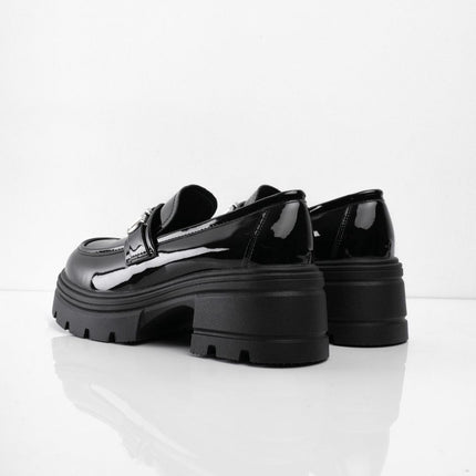 Mocasines negros de charol con letras plateadas