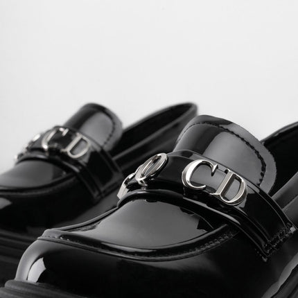 Mocasines negros de charol con letras plateadas