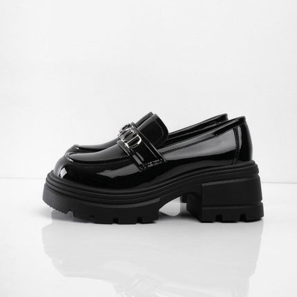 Mocasines negros de charol con letras plateadas