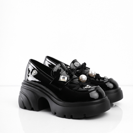 Mocasines negros charol con múltiples apliques