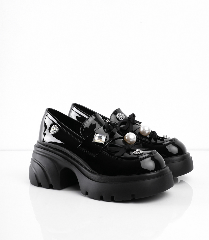 Mocasines negros charol con múltiples apliques