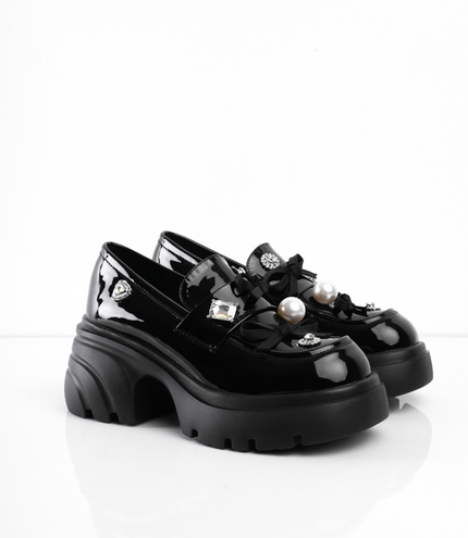 Mocasines negros charol con múltiples apliques