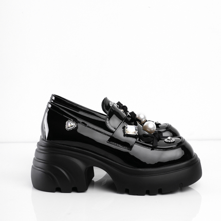 Mocasines negros charol con múltiples apliques