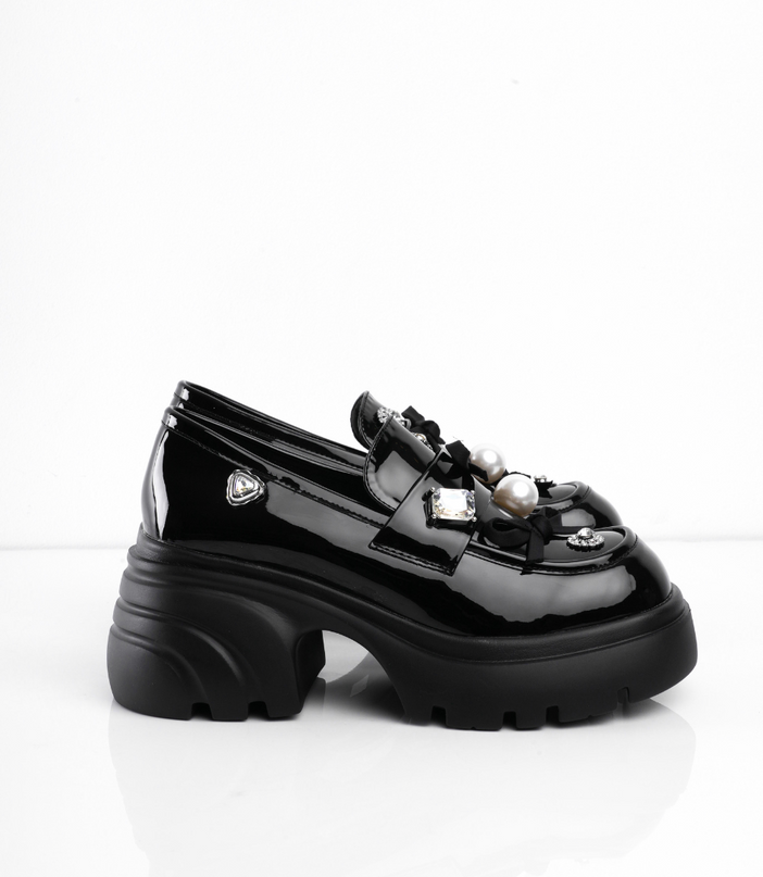 Mocasines negros charol con múltiples apliques