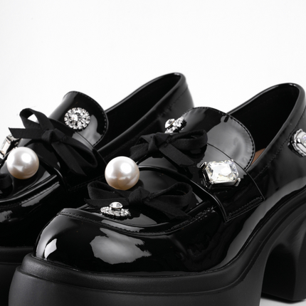 Mocasines negros charol con múltiples apliques