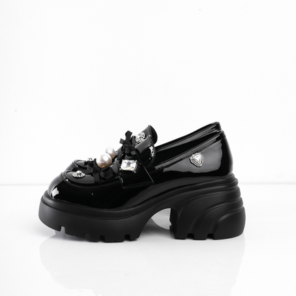 Mocasines negros charol con múltiples apliques