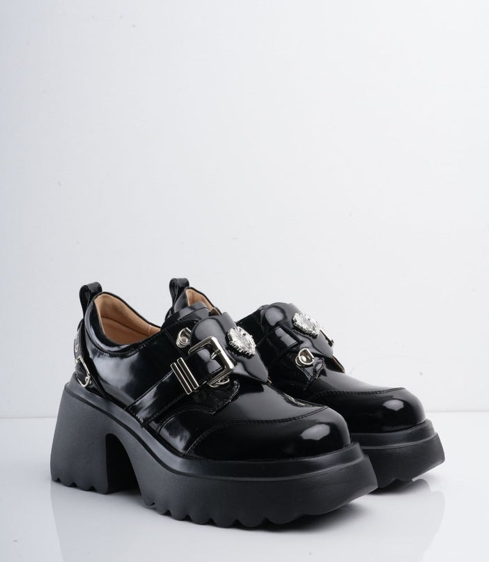 Mocasines negros charol de plataforma y herrajes