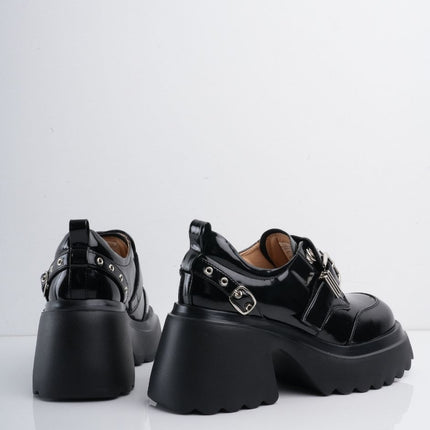 Mocasines negros charol de plataforma y herrajes