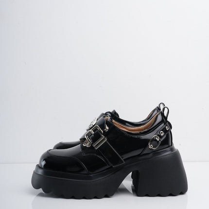 Mocasines negros charol de plataforma y herrajes