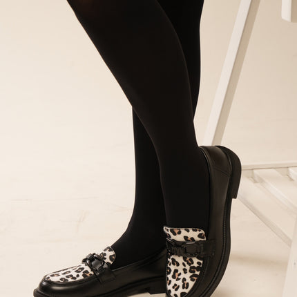 Mocasines negros planos con animal print