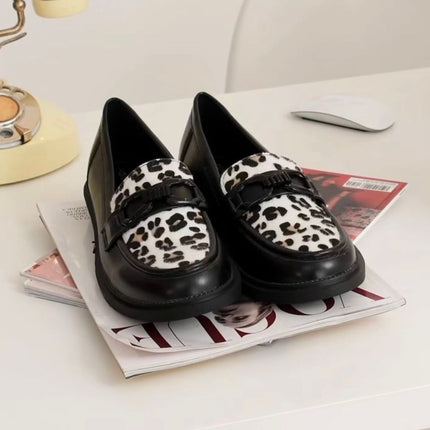 Mocasines negros planos con animal print