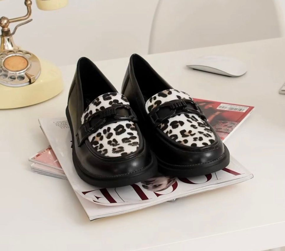 Mocasines negros planos con animal print