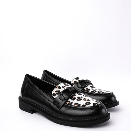 Mocasines negros planos con animal print