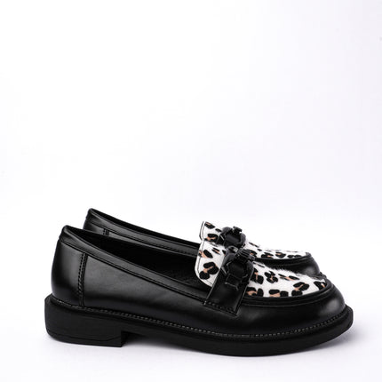 Mocasines negros planos con animal print