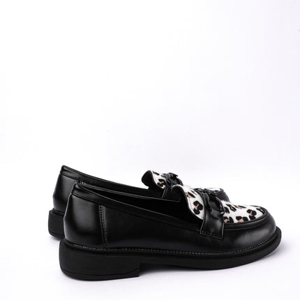 Mocasines negros planos con animal print