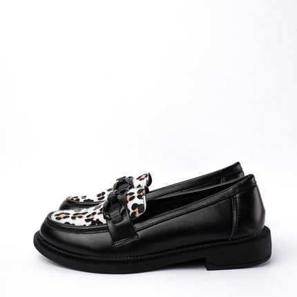Mocasines negros planos con animal print