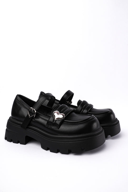 Mocasines negros con correa corazón
