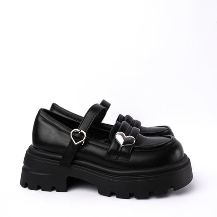 Mocasines negros con correa corazón