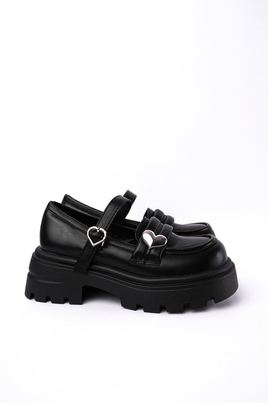 Mocasines negros con correa corazón