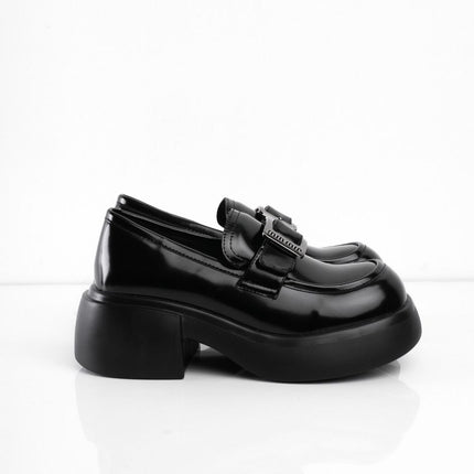 Mocasines negros con correa plata