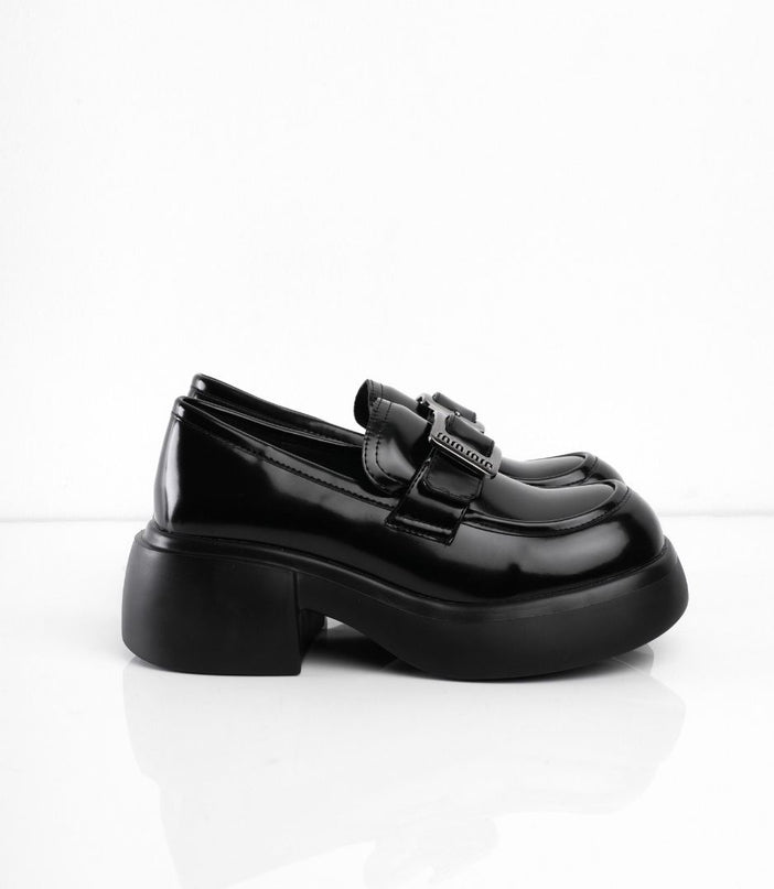 Mocasines negros con correa plata