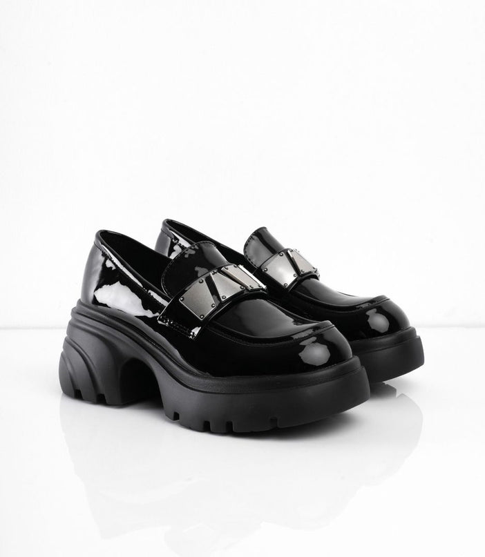 Mocasines negros con hebilla plateada