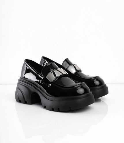 Mocasines negros con hebilla plateada