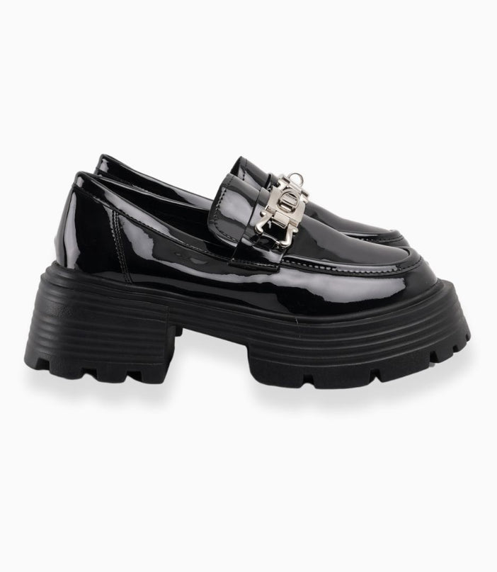 Mocasines negros con plataforma y hebilla plata