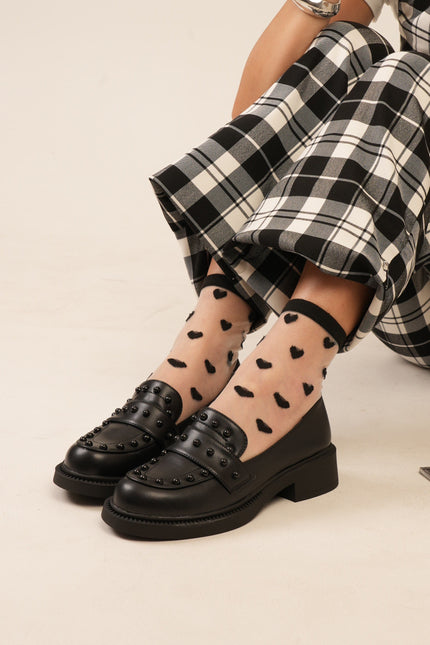 Mocasines negros planos con taches