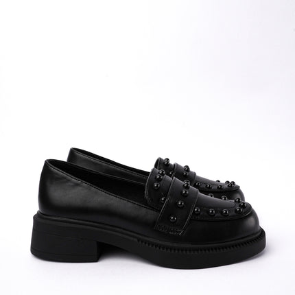 Mocasines negros planos con taches