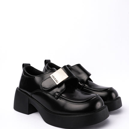 Mocasines negros y hebilla plata