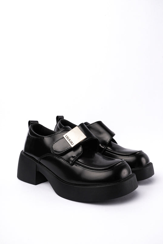 Mocasines negros y hebilla plata