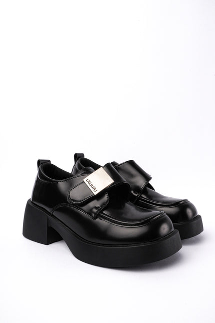 Mocasines negros y hebilla plata