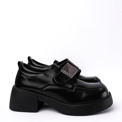 Mocasines negros y hebilla plata