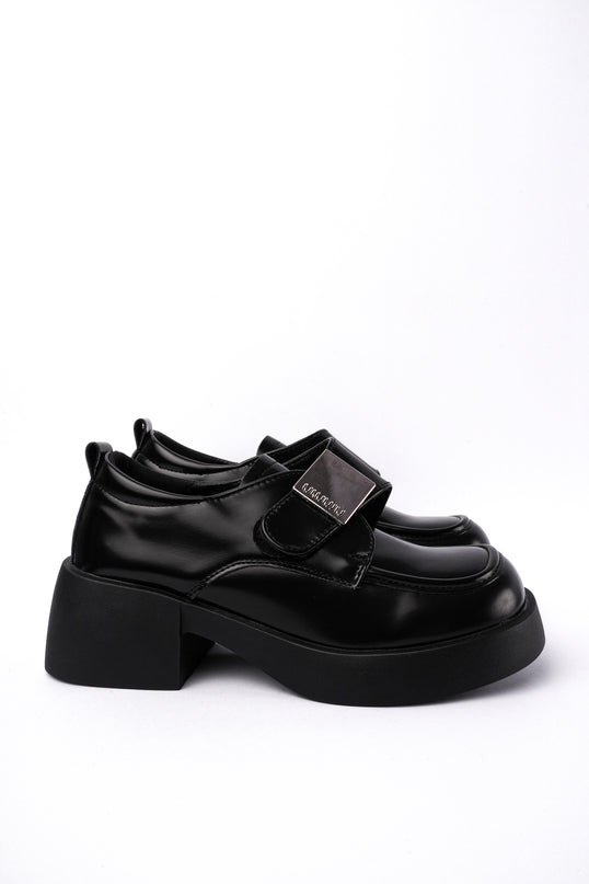 Mocasines negros y hebilla plata