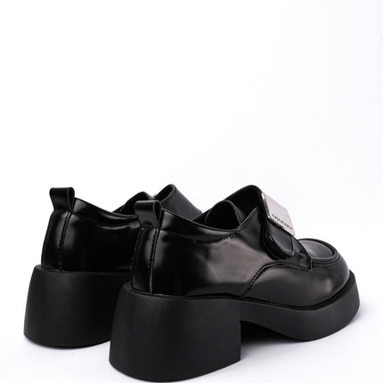 Mocasines negros y hebilla plata