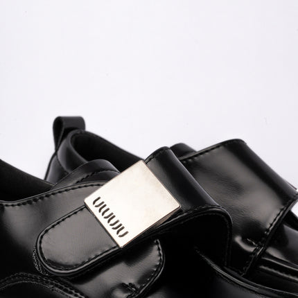 Mocasines negros y hebilla plata
