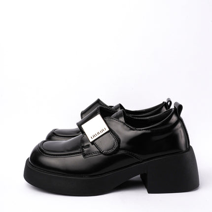 Mocasines negros y hebilla plata