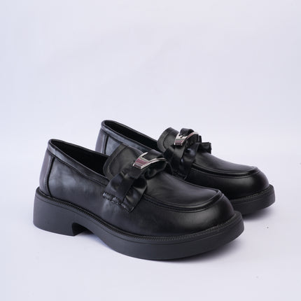 Mocasines planos negros con hebilla recogida