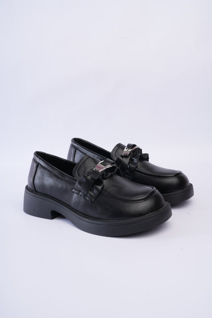 Mocasines planos negros con hebilla recogida