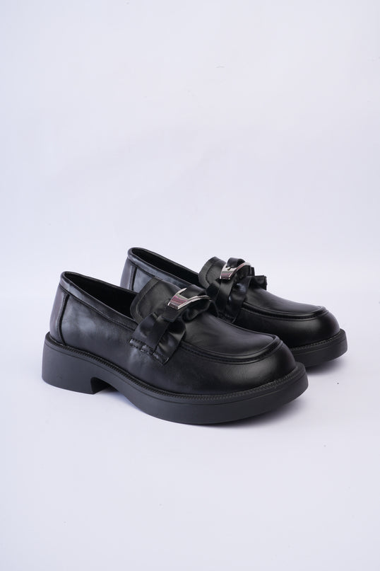 Mocasines planos negros con hebilla recogida
