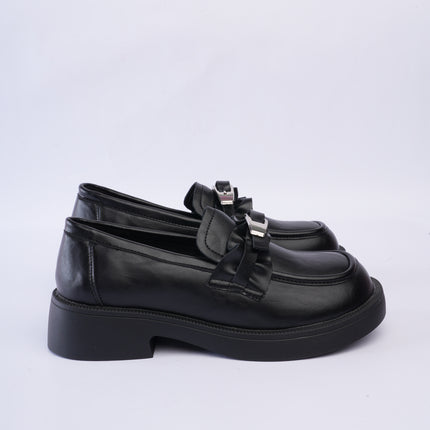 Mocasines planos negros con hebilla recogida