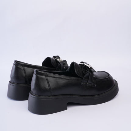 Mocasines planos negros con hebilla recogida