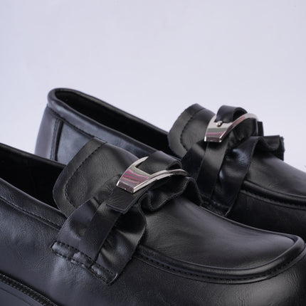 Mocasines planos negros con hebilla recogida