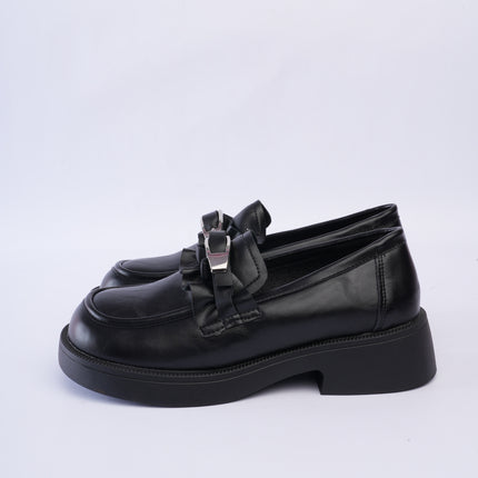 Mocasines planos negros con hebilla recogida